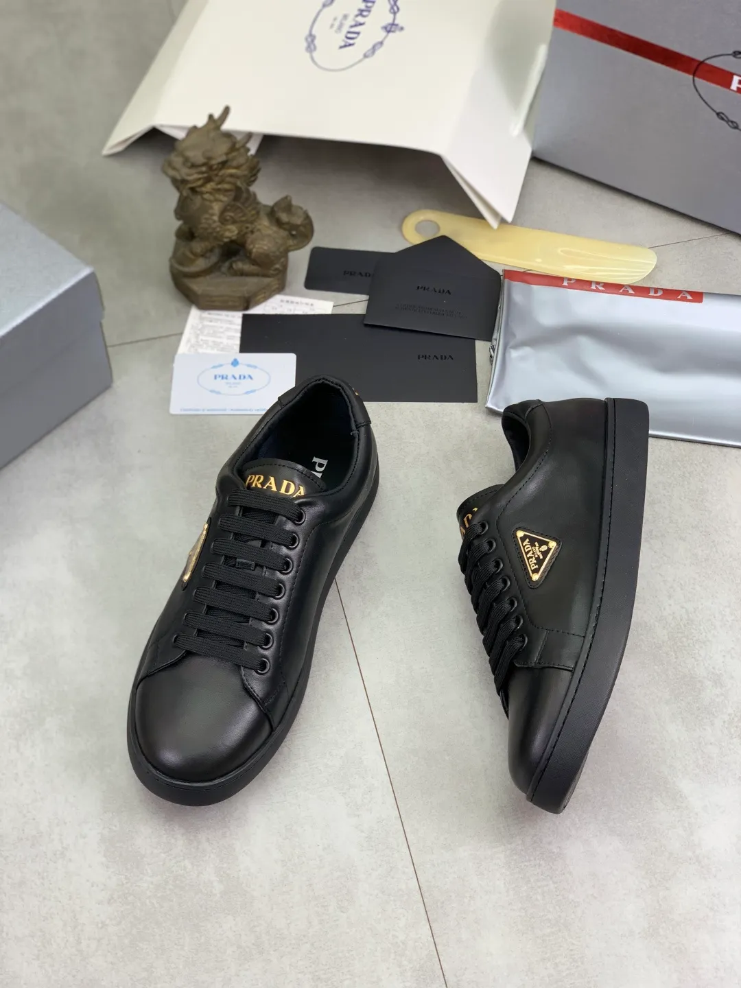 Men's shoes 💰P540💰【New model】The hot model is on the official website, 🆘 The trendy brand (Prada) mainly promotes the hot model, the avant-garde and versatile fashion men's shoes are privately modeled, the cowhide surface is spliced 1:1.. The fashion is simple, the original imported cowhide lining and the cowhide feet; the atmosphere and personality are more fashionable, eye-catching and pursuing class. It will subvert the old idea and be a must-have for fashion trendsetters with you! Must keep it for yourself! Tall and comfortable, large and low, high-end quality workmanship. Size: 38-45; 3️⃣colors available.